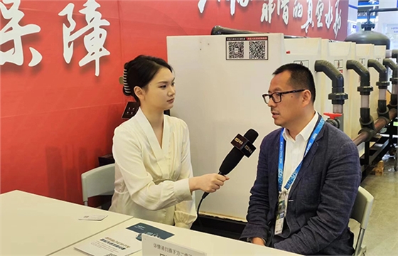 环博会现场尊龙凯时董事长回答记者问题.jpg