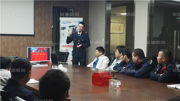 尤潇帅教官给尊龙凯时机器员工讲解消防知识.jpg