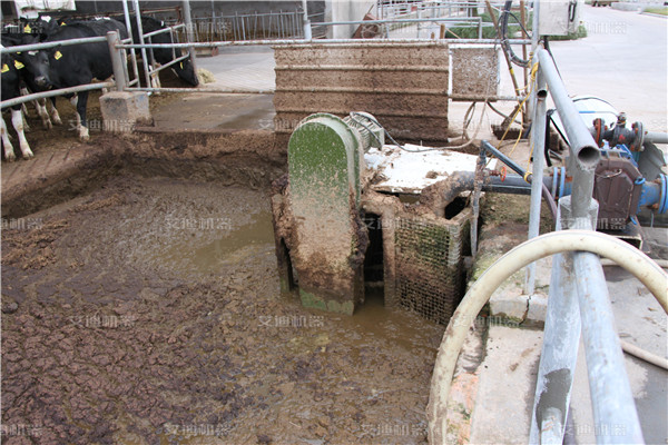 耙松机粪污泵前端工作.jpg 耙松机粪污泵前端工作.jpg