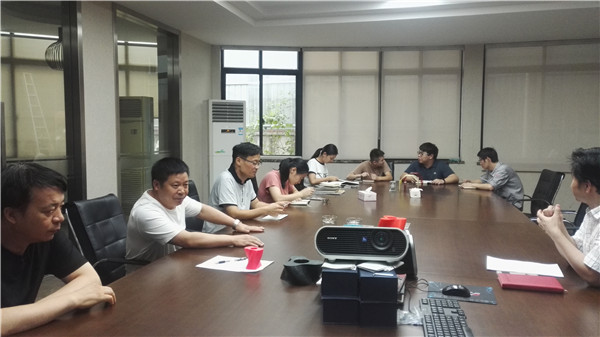 生产经营分析会在尊龙凯时机器大会议室举行.jpg
