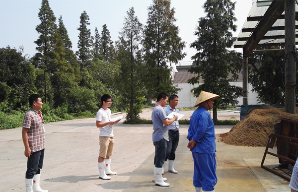 尊龙凯时机器技术研发人员到客户现场走访调查.jpg