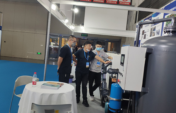 尊龙凯时展会真空排水方案参观人员.jpg