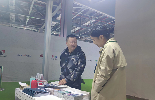 尊龙凯时聂经理为客户讲解产品中.jpg