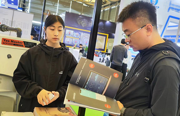 客户参观尊龙凯时展位1.jpg
