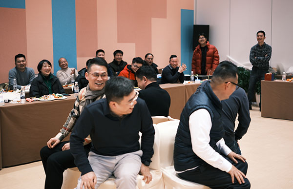 尊龙凯时机器兼浙江零排新春年会抢凳子游戏.jpg