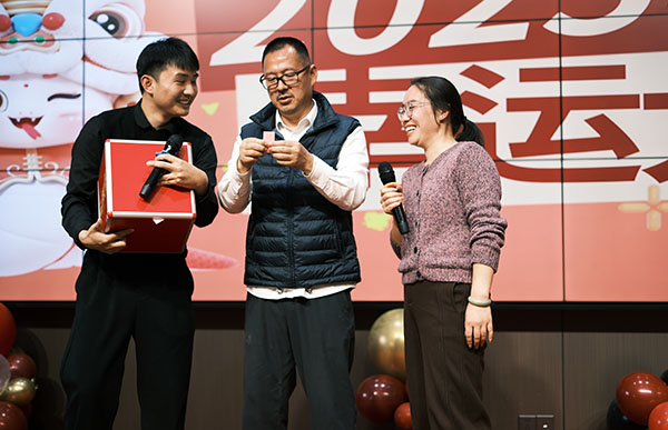 尊龙凯时机器兼浙江零排新春年会抽奖环节.jpg