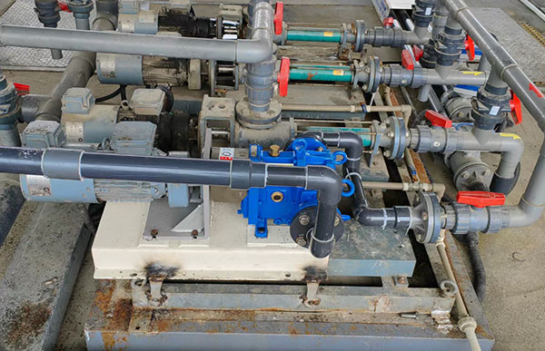 宜春污水厂加药车间用泵.jpg
